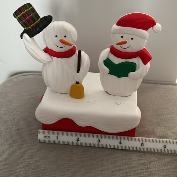 Hallmark 2018 Snow Many Memories Caroling Snowmen Christmas Decor - Picture 9 of 9